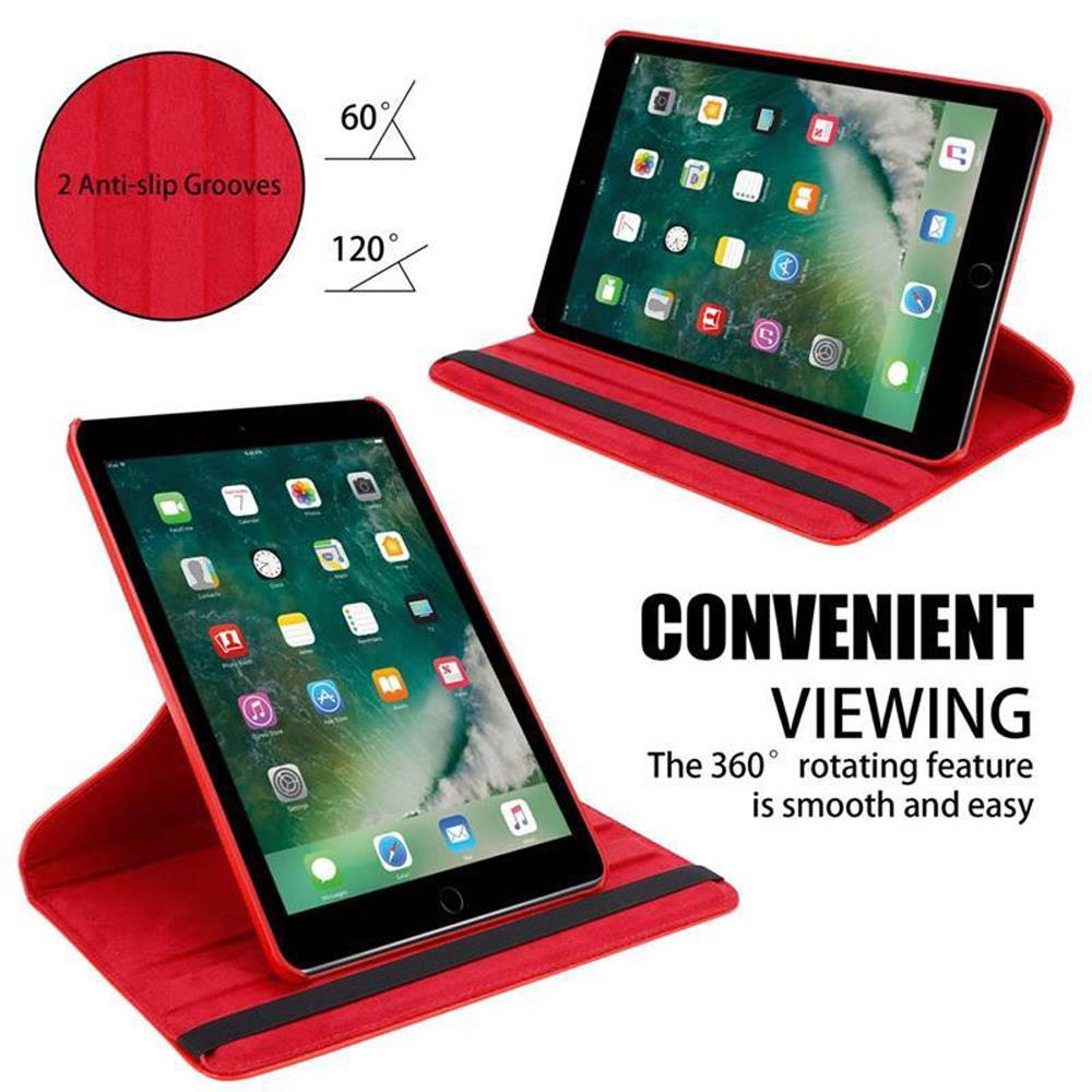Zwei Tablets mit roten Hüllen, eines offen in einem Winkel, das andere geschlossen, auf weißem Hintergrund.