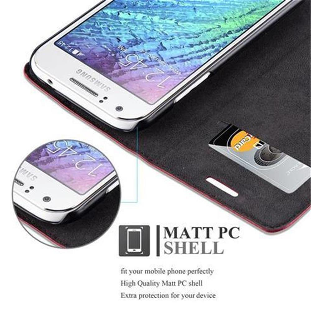 Un telefono con display 12:45, una carta di credito e una custodia a portafoglio con guscio in PC opaco.
