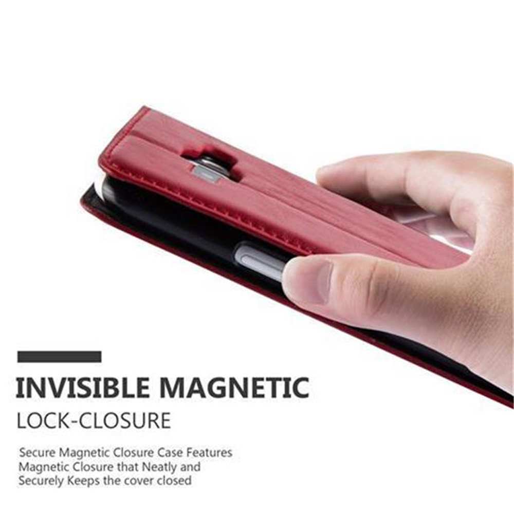 Una mano che tiene una custodia rossa per telefono. Viene visualizzato il testo Chiusura a blocco magnetico invisibile.