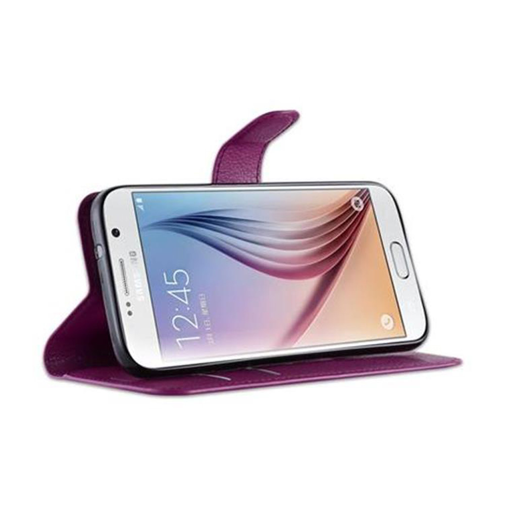 Custodia per telefono viola aperta con un telefono bianco all'interno. Lo schermo del telefono mostra l'ora. Sfondo bianco.