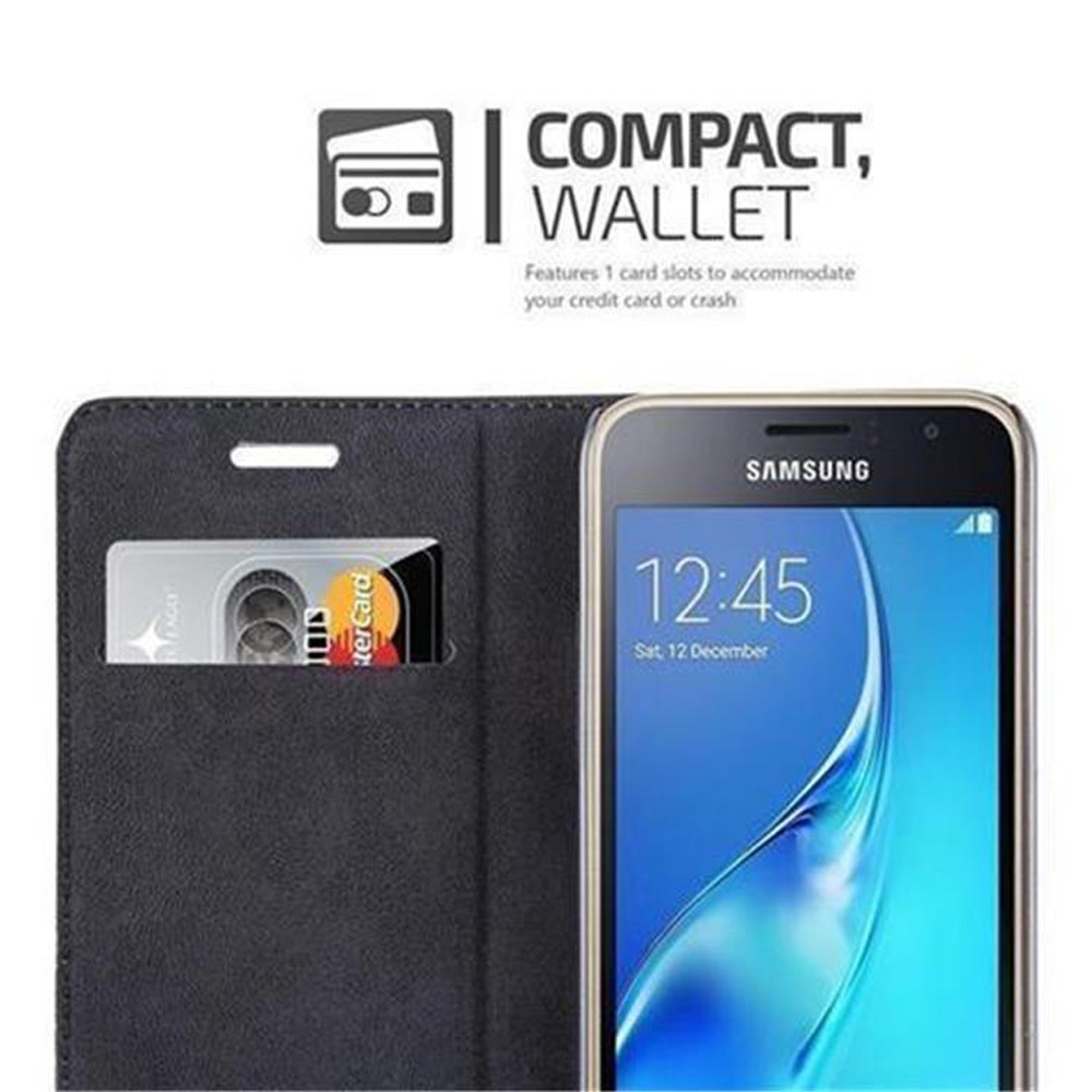 Telefono nero in una custodia a portafoglio. Carta di credito nella fessura. Sfondo bianco. Portafoglio compatto.