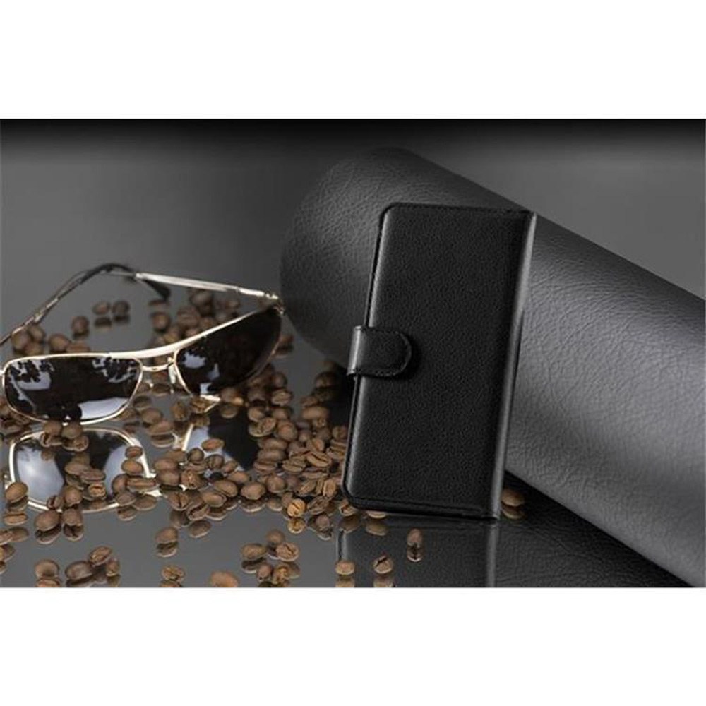 Custodia nera su superficie riflettente. Occhiali da sole e chicchi di caffè vicino.