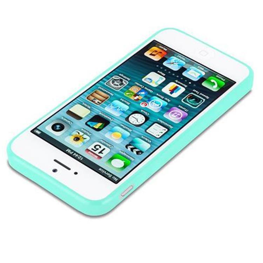 Teléfono blanco en una funda verde. Muchas aplicaciones en pantalla.