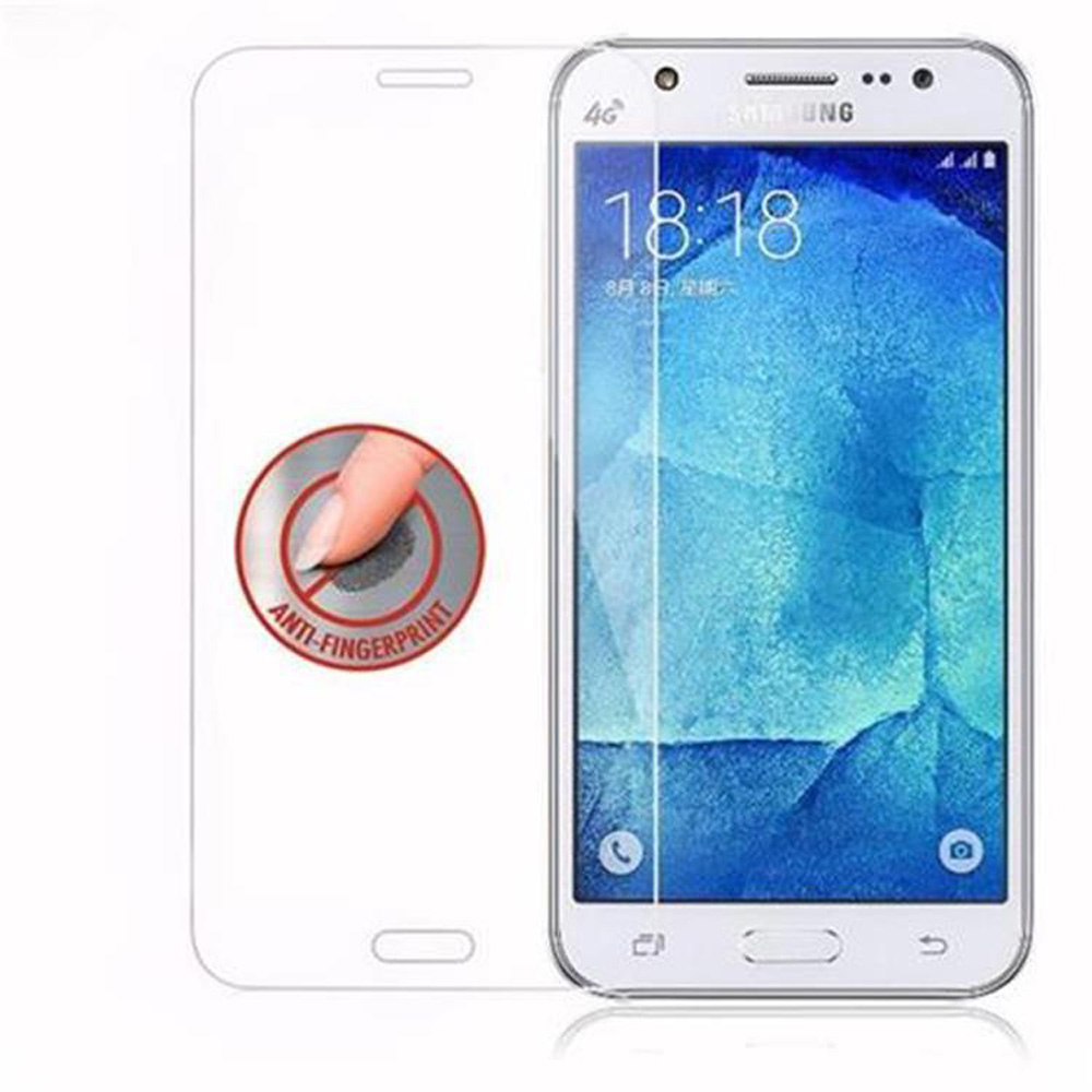 Telefono Samsung bianco con protezione schermo. Dito che tocca la protezione. Adesivo anti-impronta.