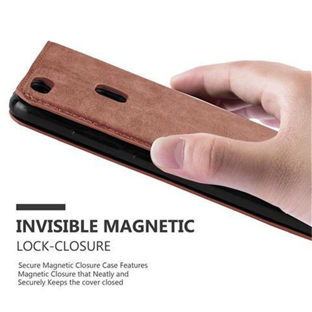 Mano che tiene una custodia marrone. Testo: Chiusura magnetica invisibile.
