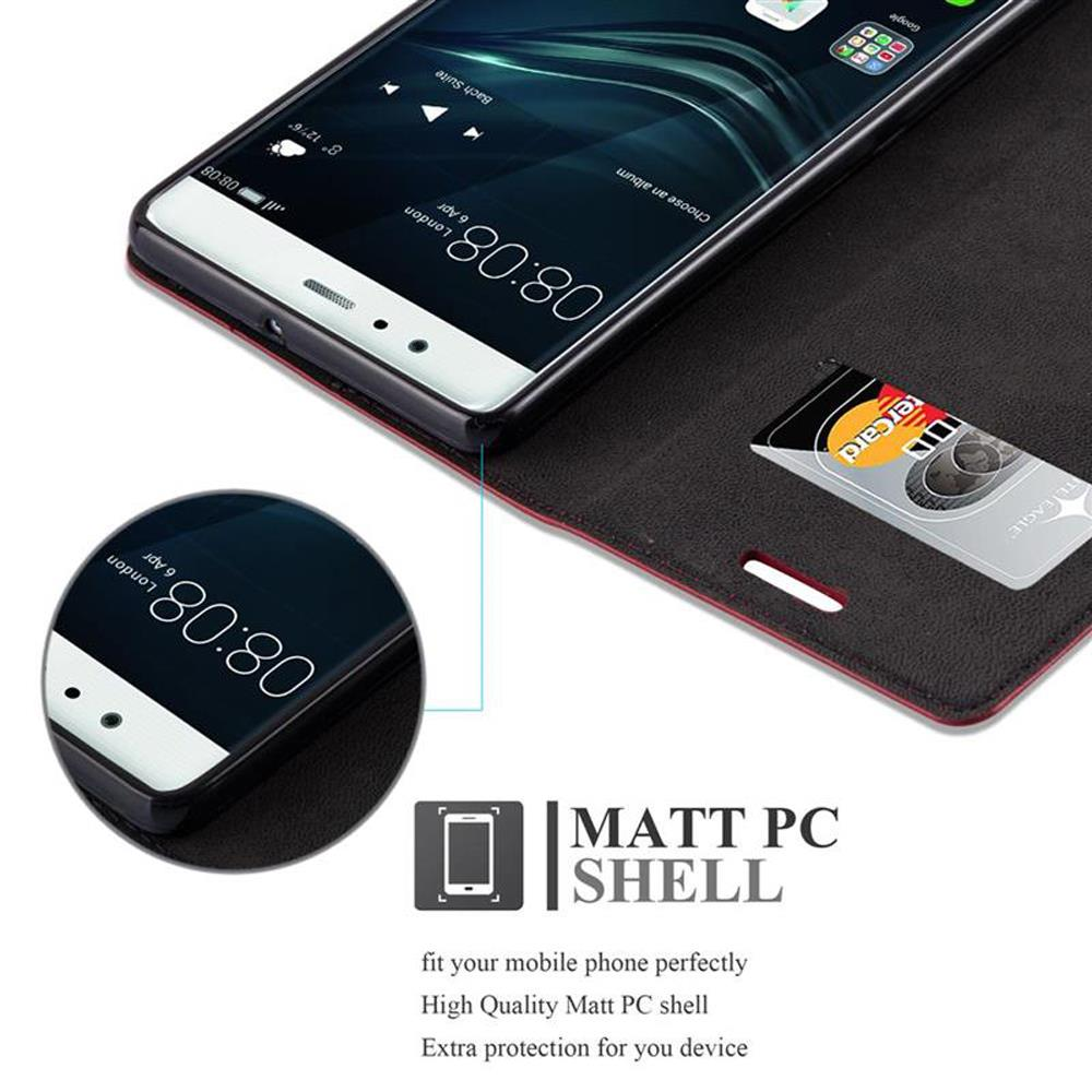 Smartphone en funda negra, pantalla muestra 08:08, y tarjeta de crédito.