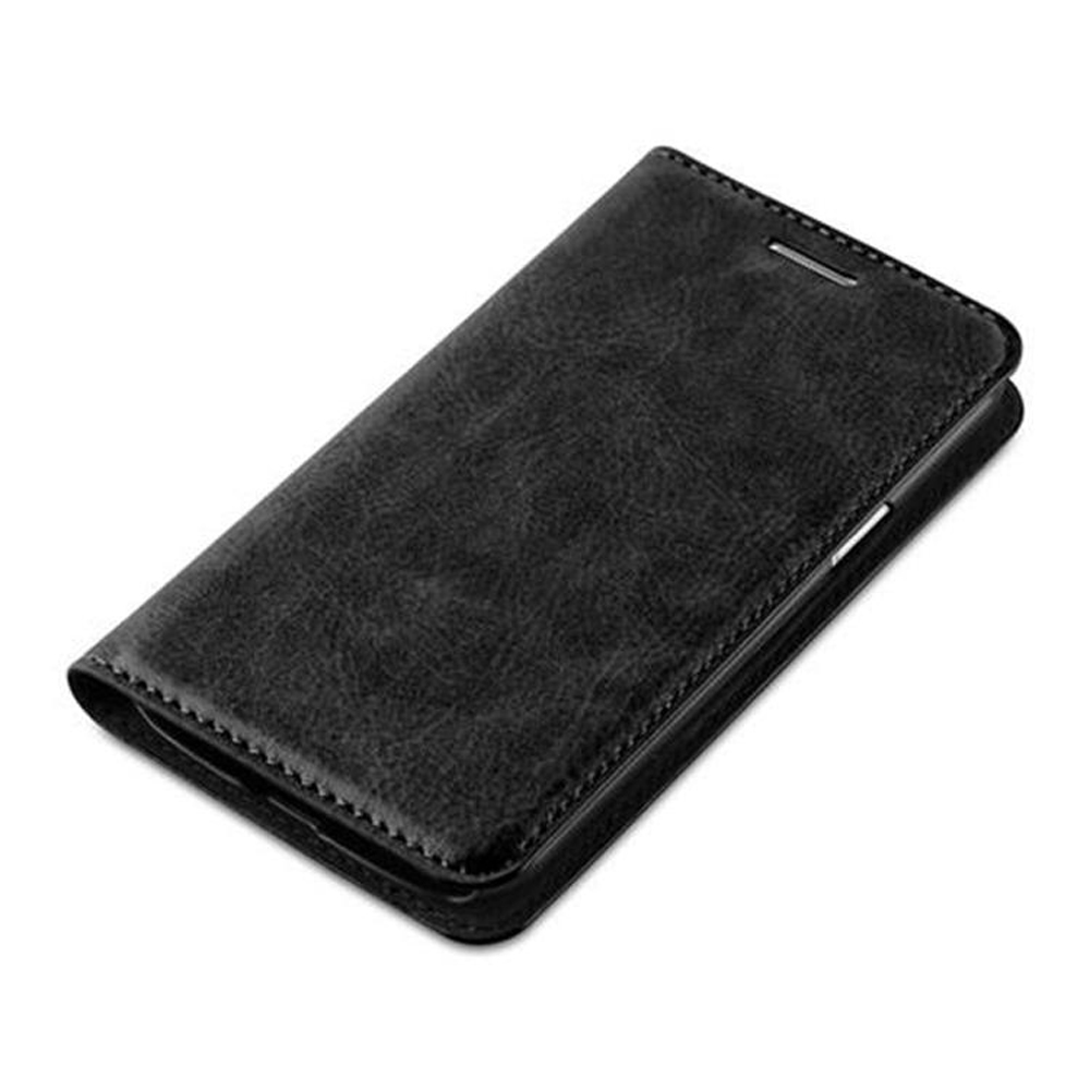 Geschlossene schwarze Leder-Handyhülle. Das Etui ist glatt und hat ein schlichtes Design. Das Etui liegt auf weißem Untergrund.