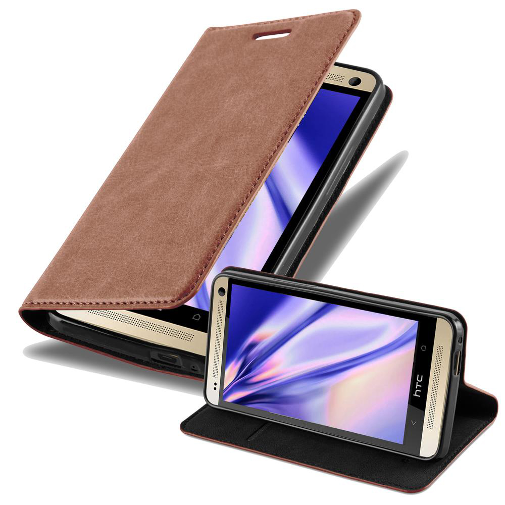Funda de teléfono marrón con tapa abierta, teléfono en funda en soporte. HTC visible.