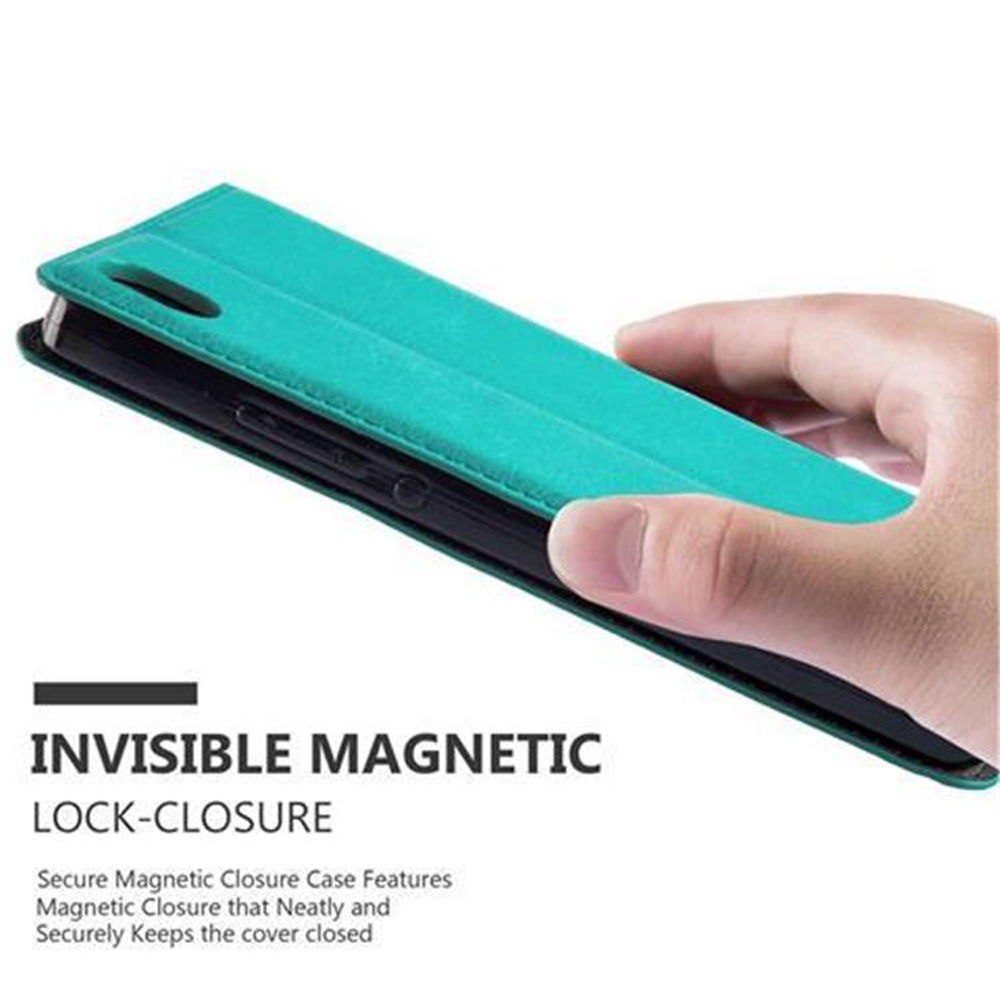 Una mano sosteniendo una funda de teléfono verde azulado. El texto dice 'Invisible Magnetic Lock-Closure'.