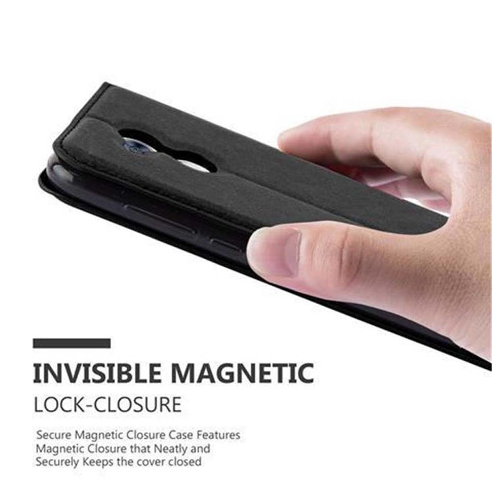Una mano tiene una custodia nera, mostrando una chiusura magnetica invisibile.