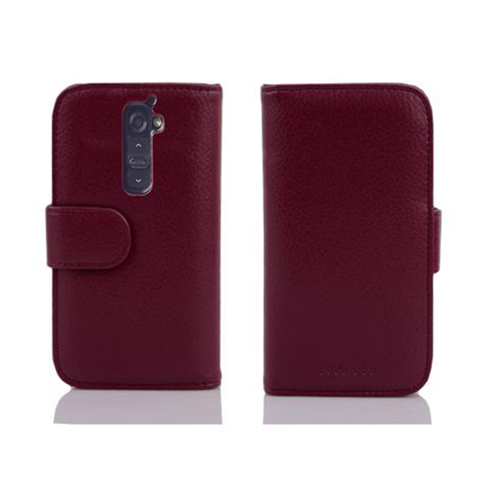 Una custodia bordeaux per telefono viene mostrata, davanti e dietro, mostrando una chiusura magnetica.