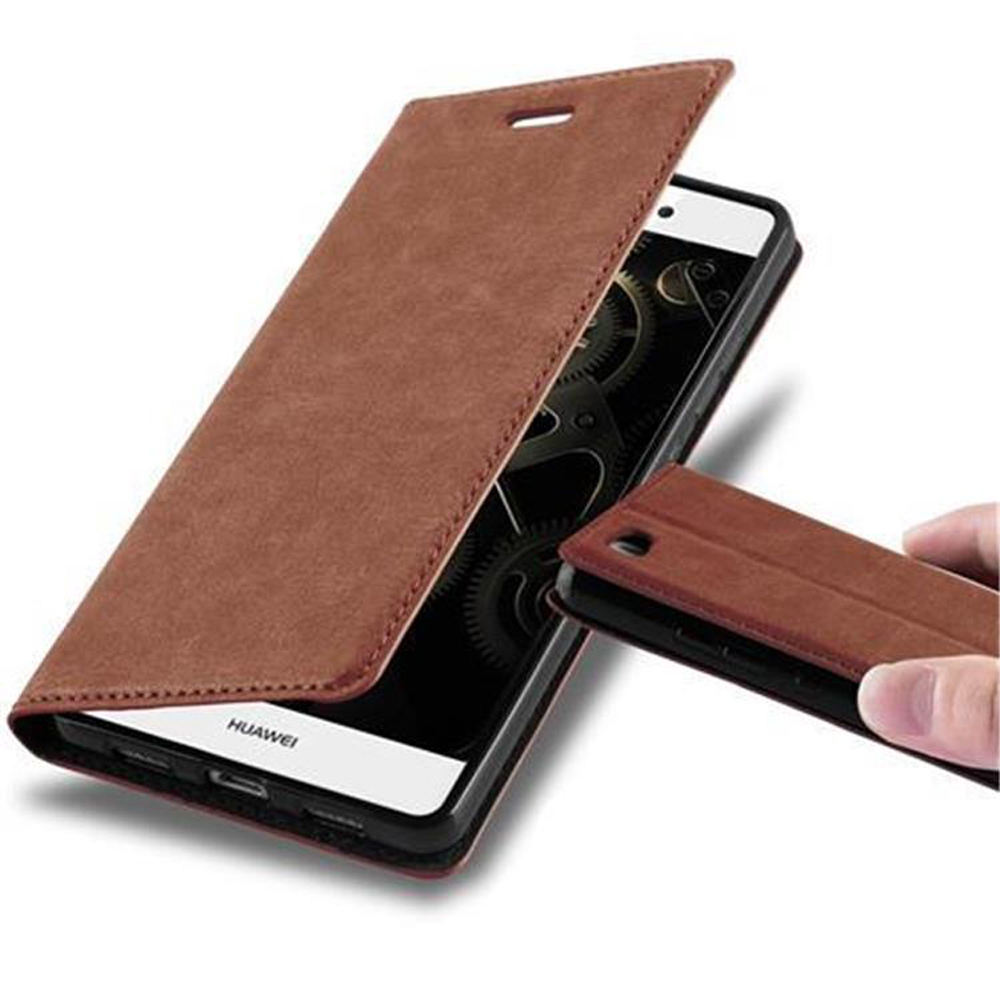 Funda de teléfono marrón con el teléfono dentro y abierta. Una mano sostiene una parte de la funda.