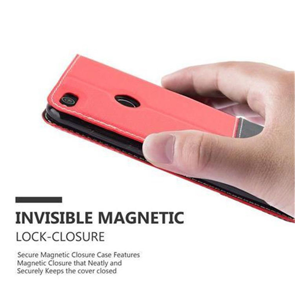 Mano sosteniendo una funda roja, detalle del cierre magnético invisible.