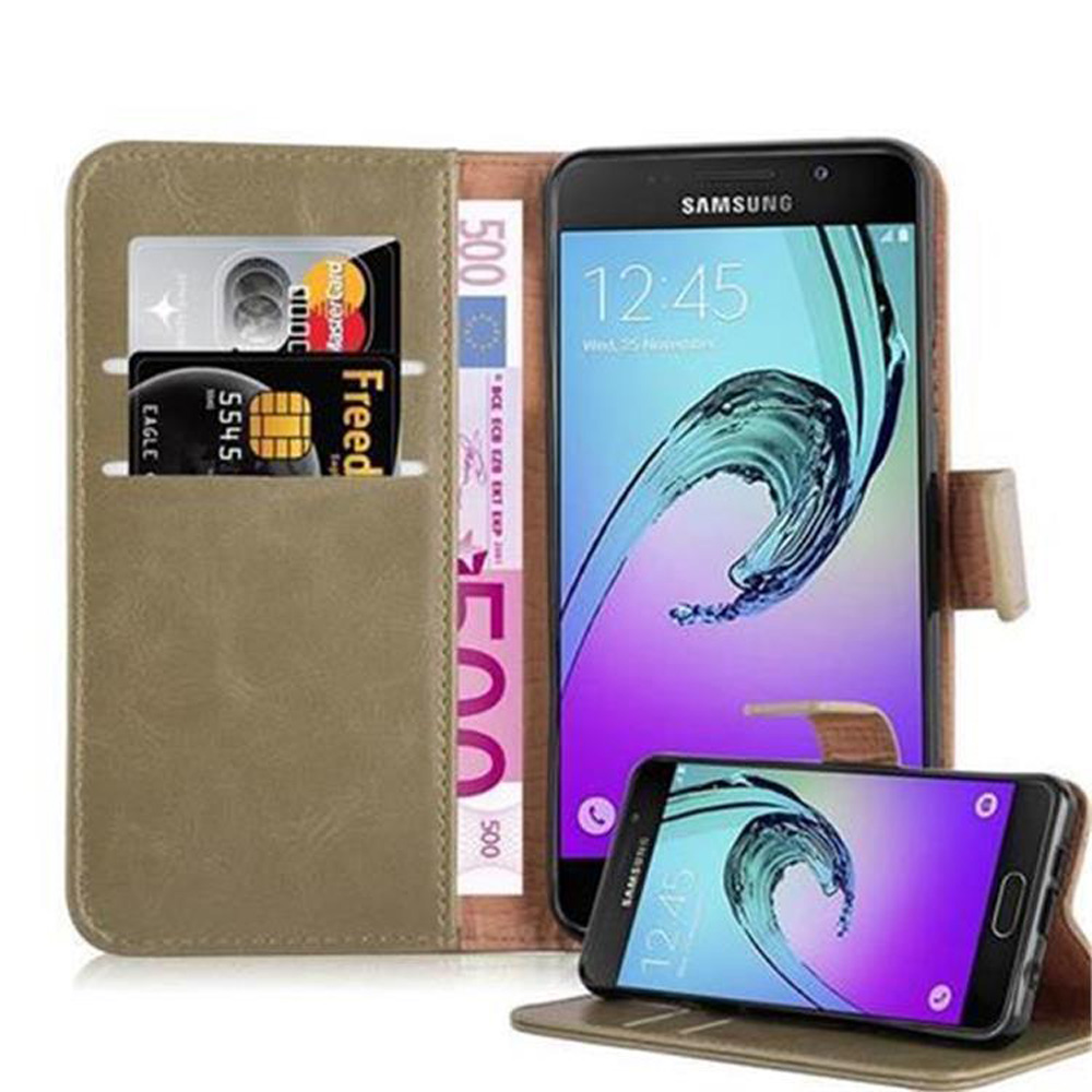 Teléfono en una funda tipo cartera con tarjetas y efectivo. El fondo es blanco.