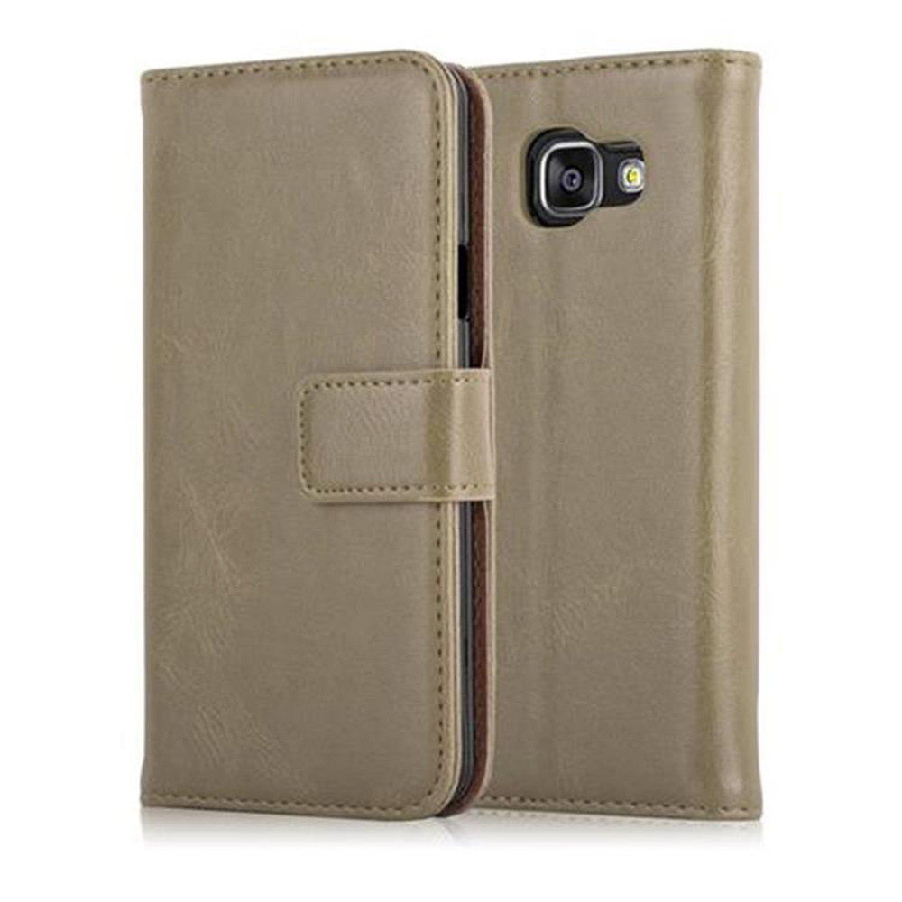 Funda tipo cartera de cuero color canela para un teléfono con cierre de botón y cámara.