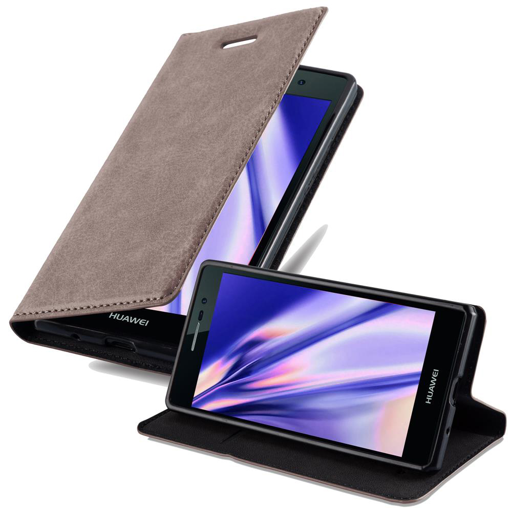 Funda de teléfono marrón con tapa abierta. Un teléfono está dentro de la funda, mostrando una pantalla. La funda está sobre la superficie.