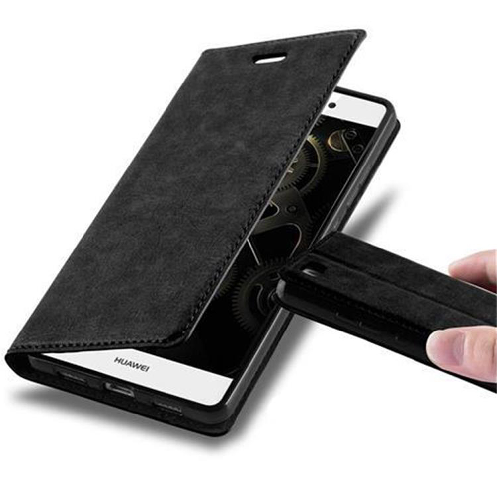 Funda de teléfono negra con tapa abierta. Un teléfono está dentro de la funda, mostrando una pantalla. Una mano sostiene otra funda.
