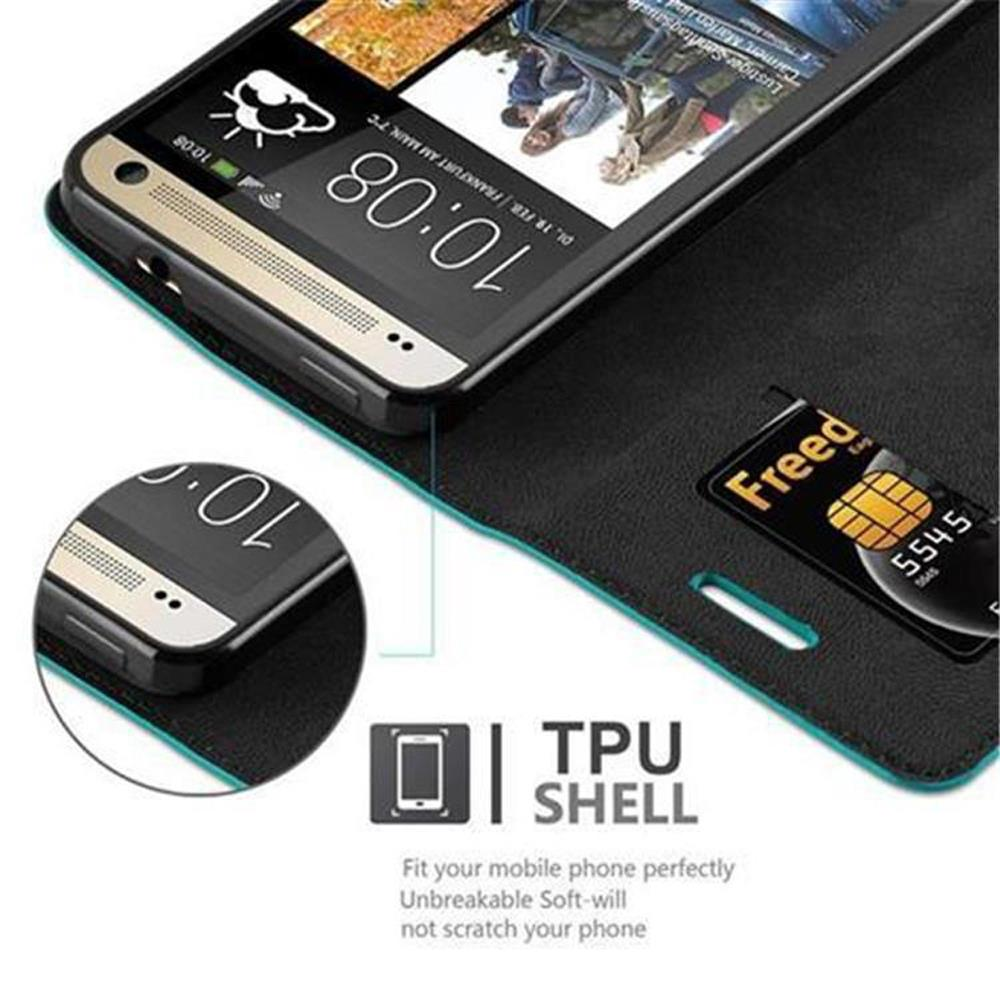 Un teléfono en una funda, mostrando la hora y una tarjeta.