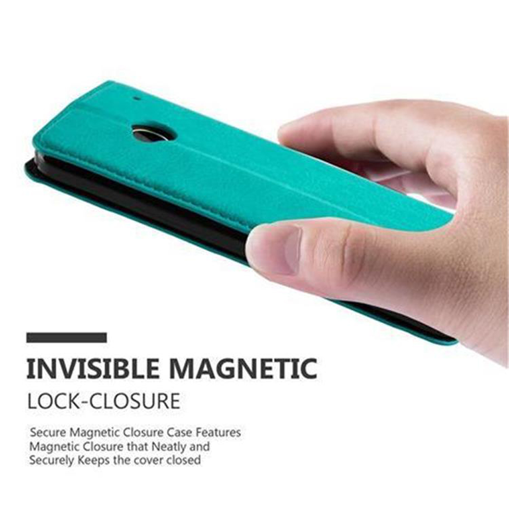 Mano sosteniendo una funda verde. Texto: Cierre magnético invisible para la funda del teléfono.