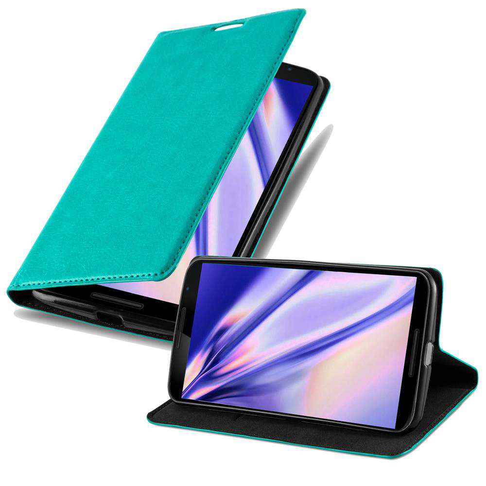 Smartphone en una funda de cartera de cuero verde azulado, vistas abierta y cerrada.