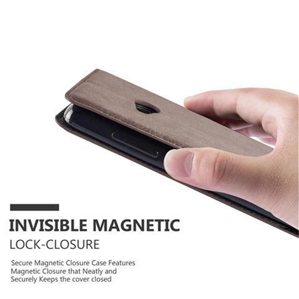 Eine Hand, die ein Telefon in einem Etui hält. Text: Unsichtbarer Magnetverschluss. Das Gehäuse ist braun.