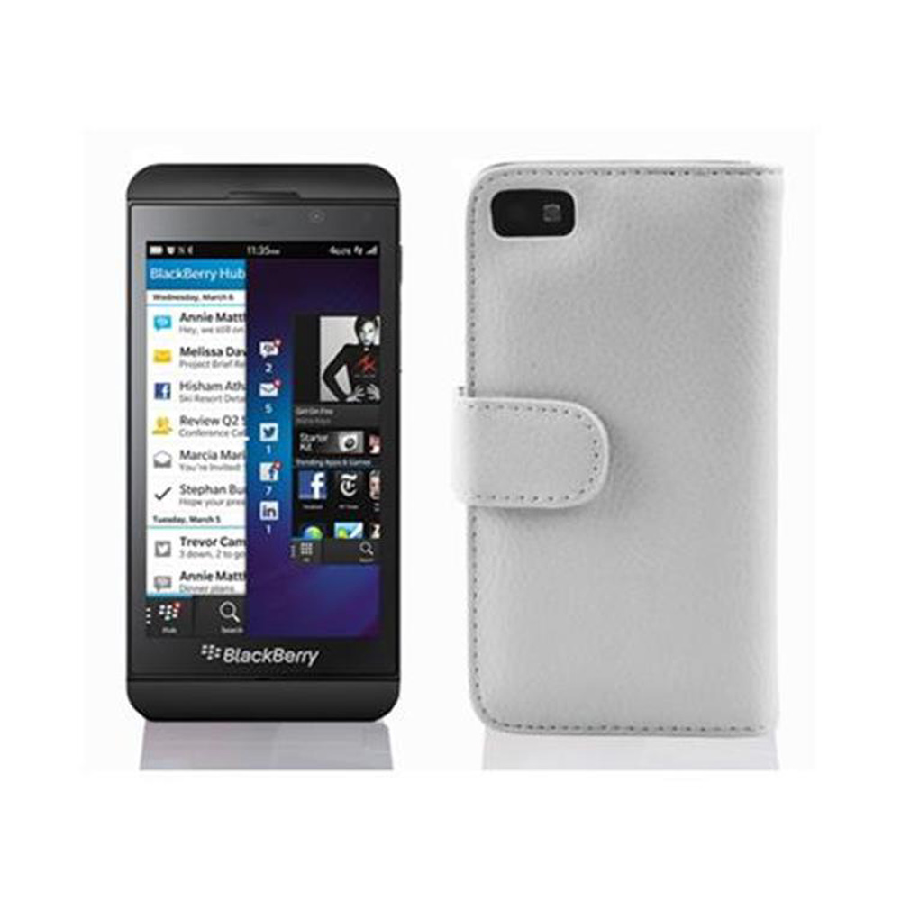 BlackBerry-Telefon neben einer weißen Handyhülle. Das Telefon zeigt ein Menü an.