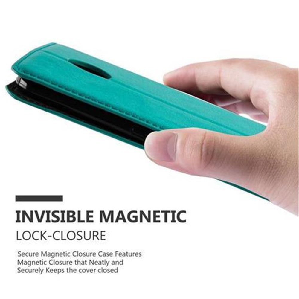 Una mano sosteniendo una funda de teléfono verde azulado. La funda está abierta, con un gráfico de imán.
