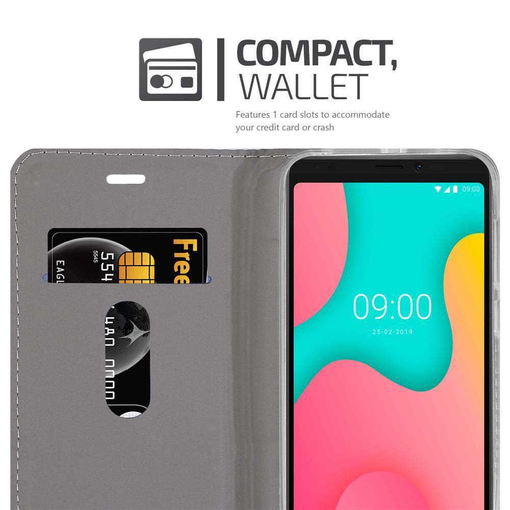 Telefono in una custodia a portafoglio, che mostra una carta e lo schermo del telefono, con testo, su sfondo bianco.
