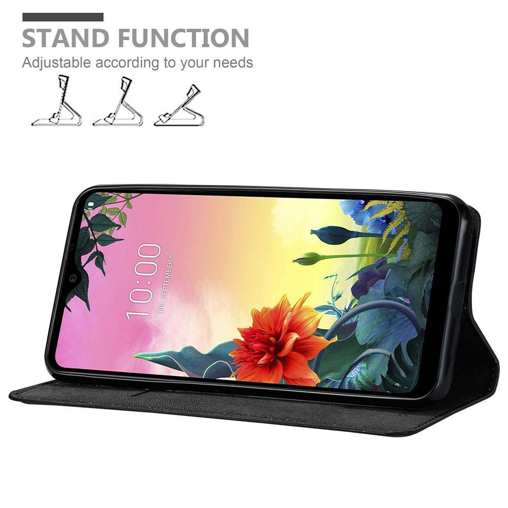 Telefono in una custodia nera, angolato con funzione stand. Il telefono visualizza uno sfondo floreale. Lo sfondo è bianco.