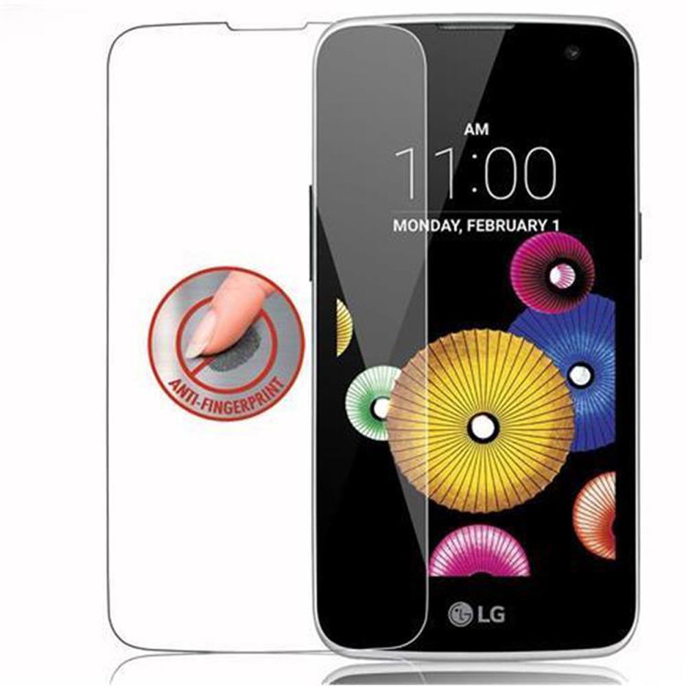 Teléfono LG con protector de pantalla. Un dedo toca la pantalla. Formas coloridas visibles en la pantalla.