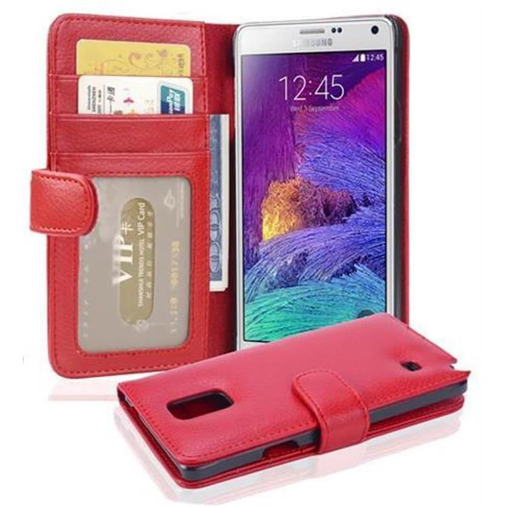 Custodia per telefono rossa con telefono, carte e una carta VIP. La custodia è aperta.