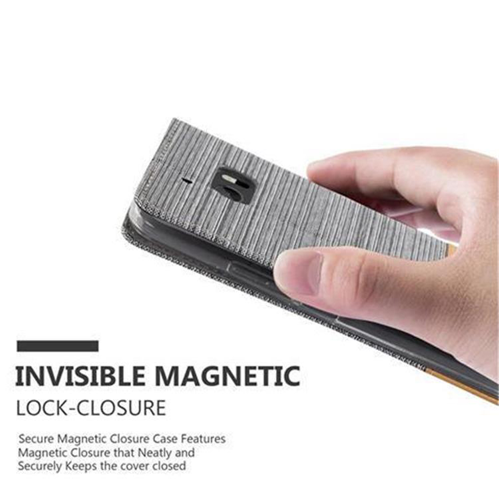Mano che tiene una custodia per telefono. È dotata di chiusura magnetica.