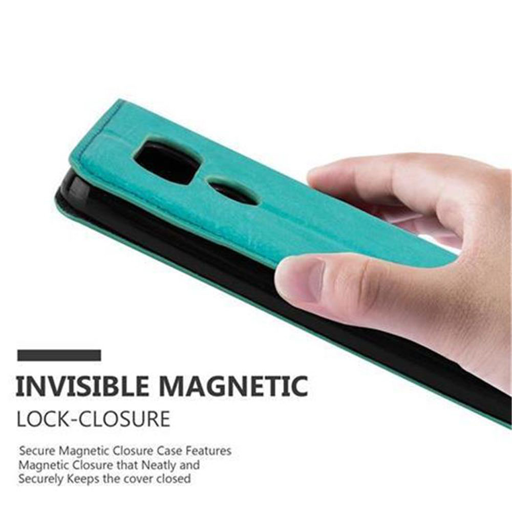 Mano che tiene un telefono in una custodia verde acqua, aperto. Testo: INVISIBLE MAGNETIC LOCK-CLOSURE.