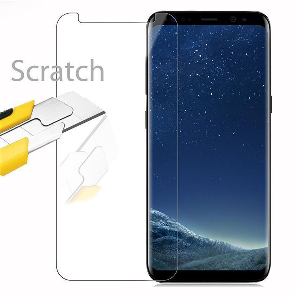 Uno schermo del telefono e una protezione schermo. La protezione schermo è a sinistra e ha un coltello.