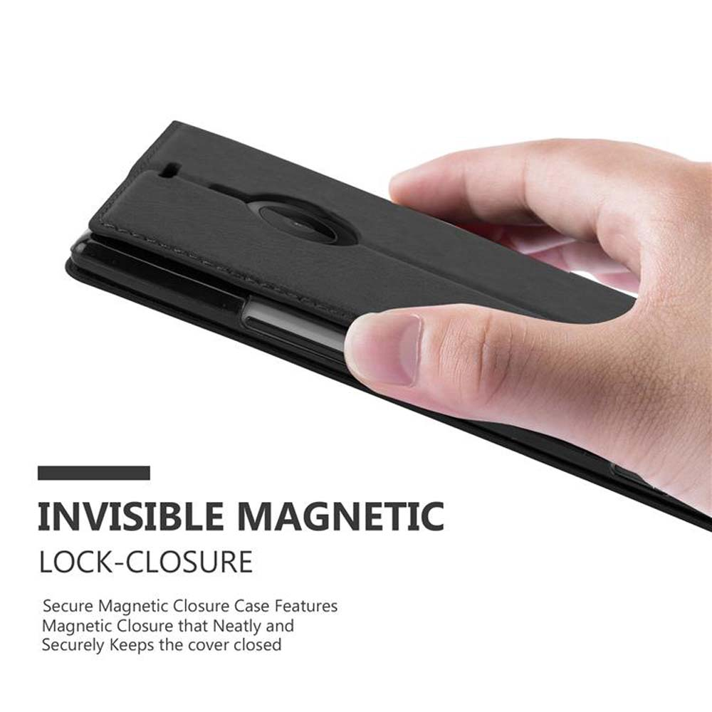 Una mano che tiene aperta una custodia nera, rivelando un telefono. Testo: Chiusura magnetica invisibile.