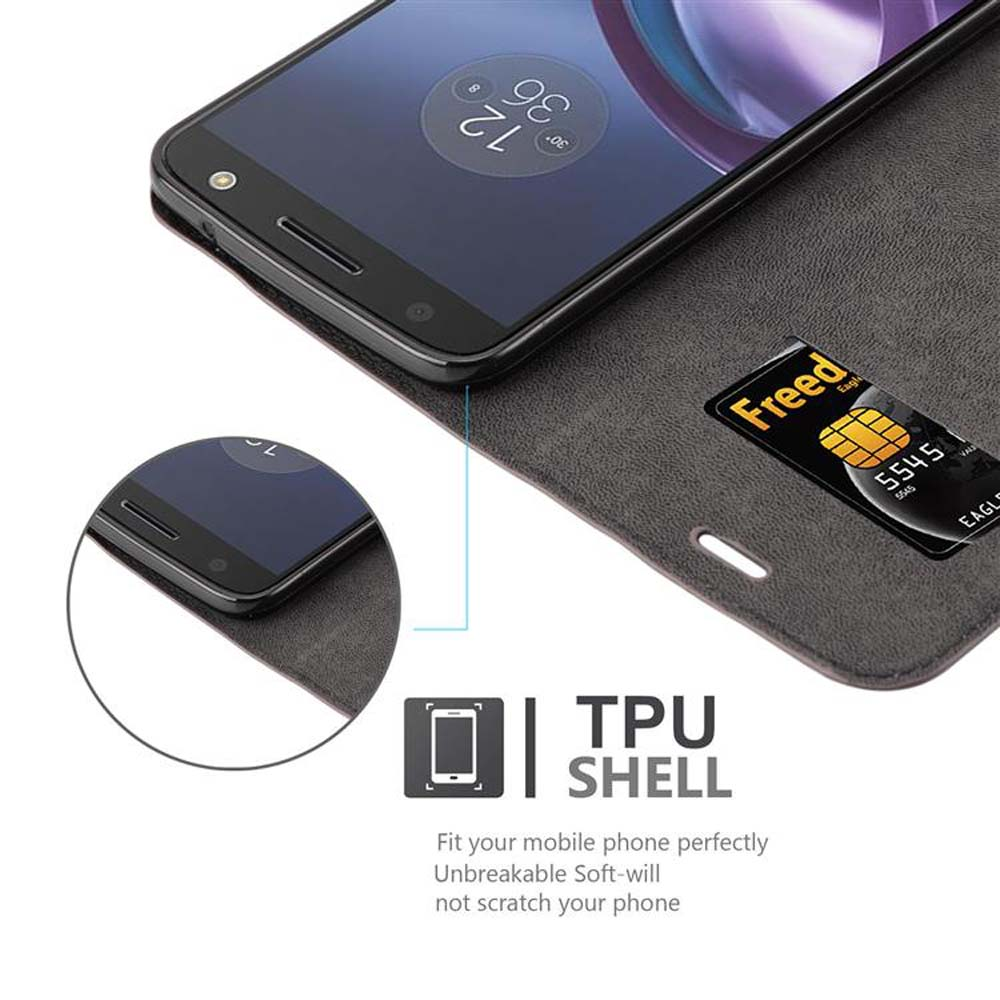 Teléfono dentro de una funda tipo billetera con tarjeta de crédito. Dice 'TPU SHELL'.