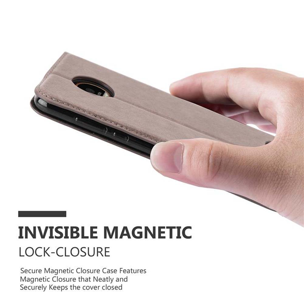 Una funda de teléfono marrón, abierta, sujeta por una mano. El teléfono es visible, con cierre magnético.