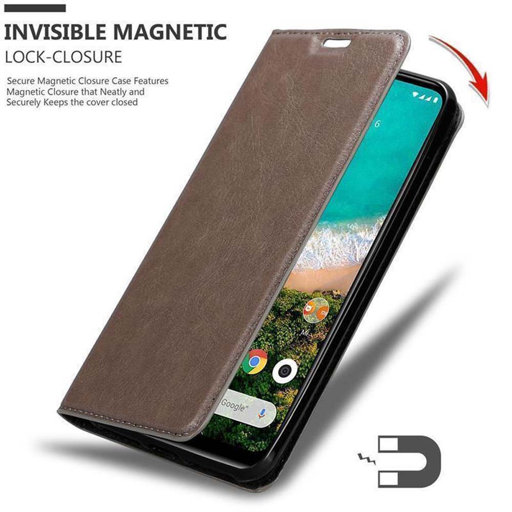 Ein Telefon in einer braunen Hülle. Die Hülle ist geöffnet und gibt den Bildschirm des Telefons frei. Der Hintergrund ist weiß.