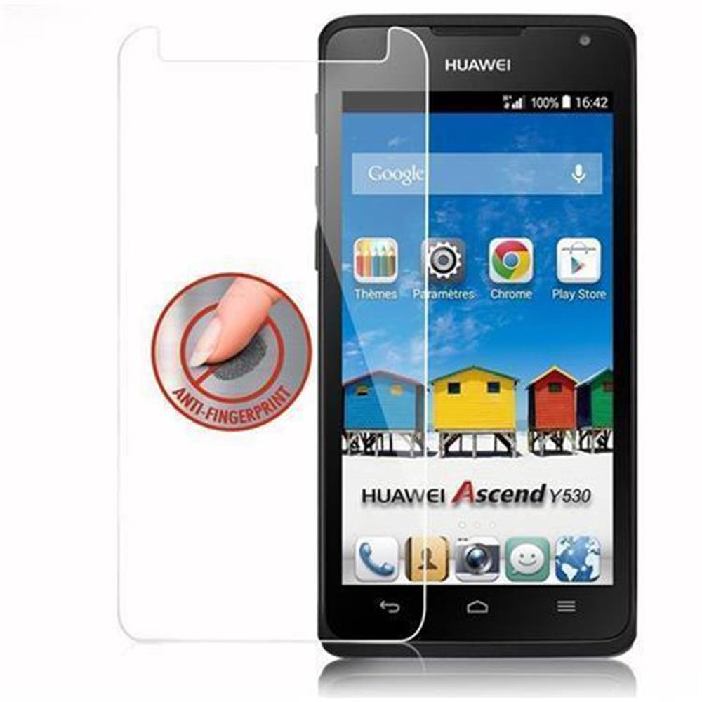 Un telefono Huawei Ascend Y530 con protezione schermo. Un dito tocca un'etichetta anti-impronta.
