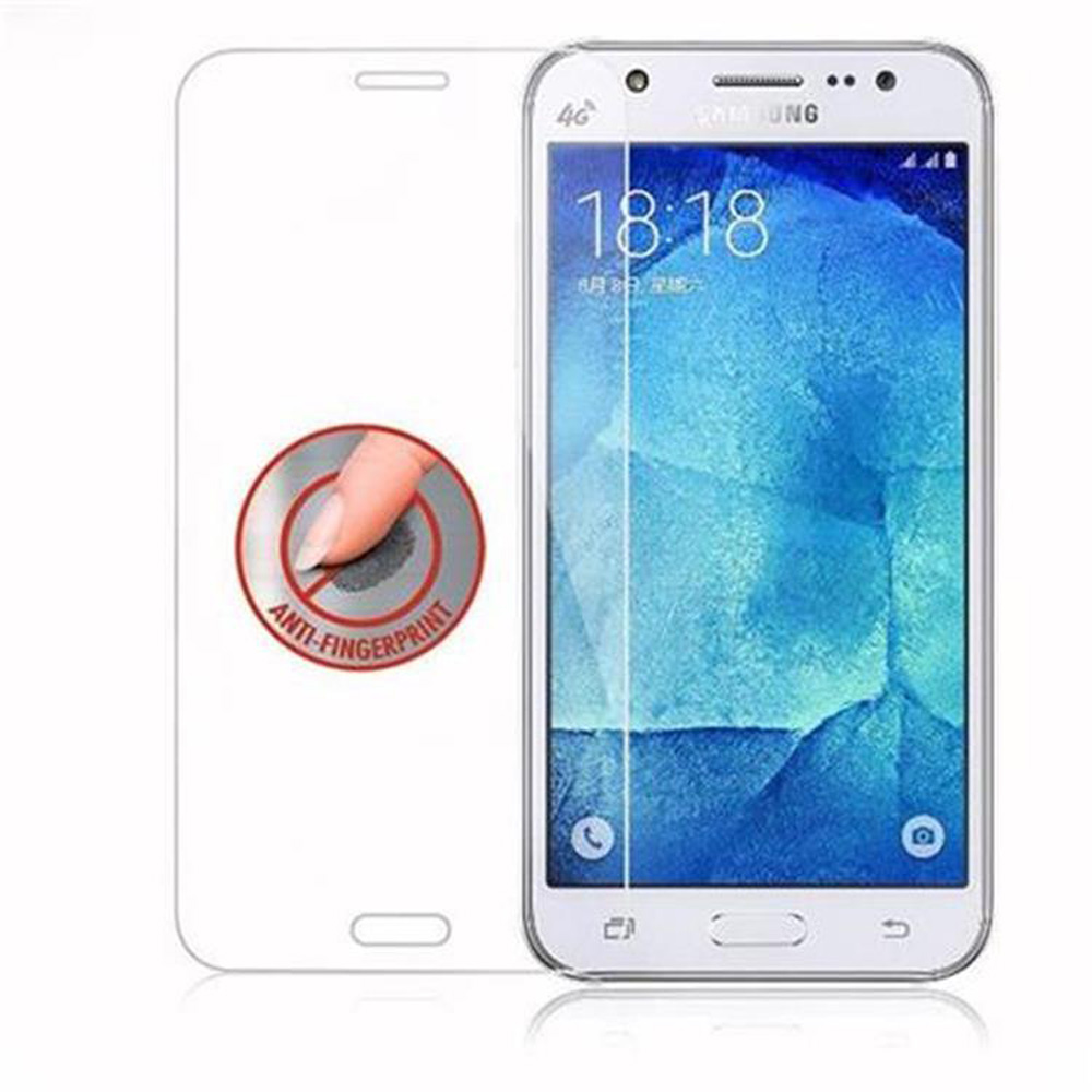 Telefono con protezione schermo che mostra la funzione anti-impronta. Protezione trasparente su telefono bianco.