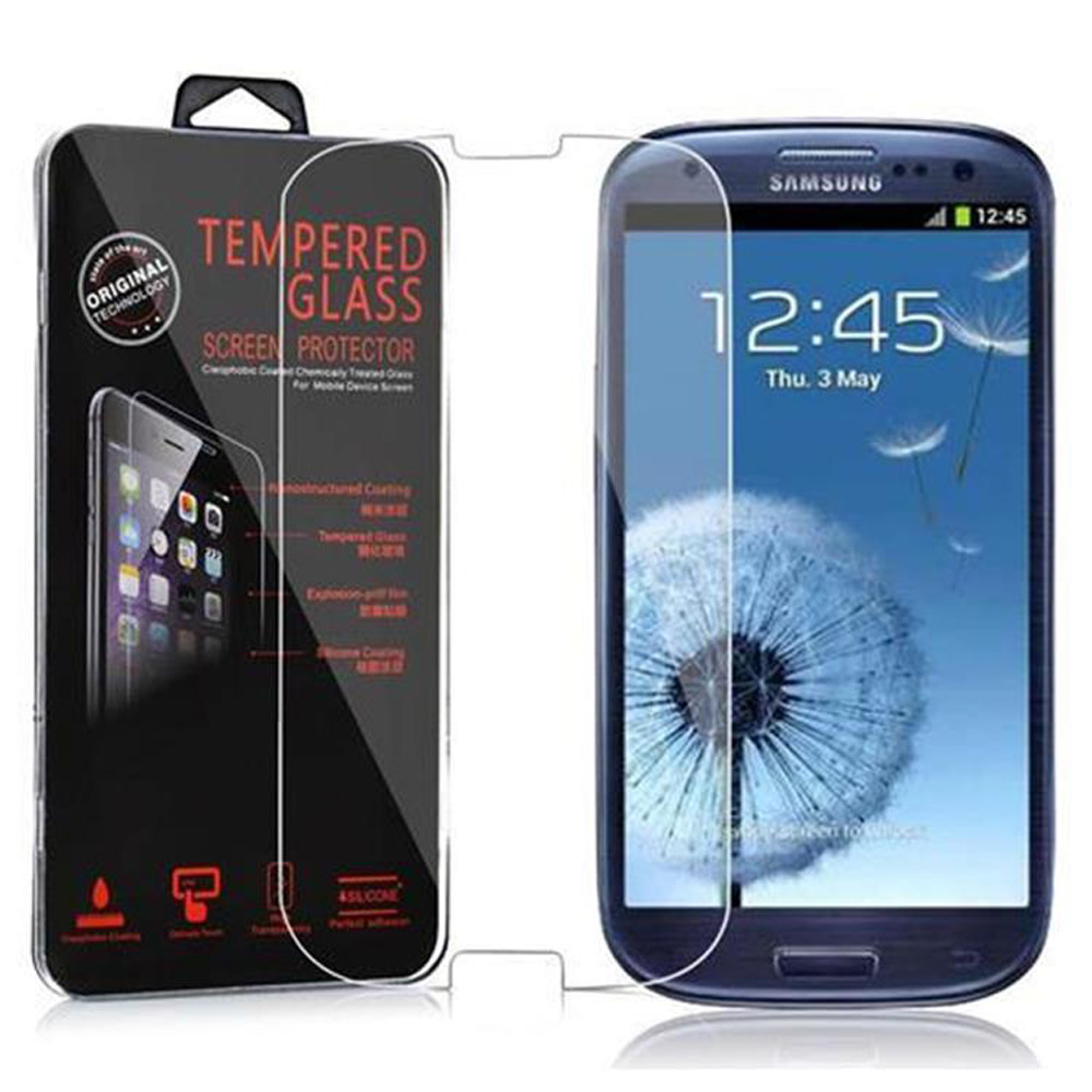 Telefono con protezione schermo. La protezione e una scatola sono a sinistra. Il telefono mostra un orologio.