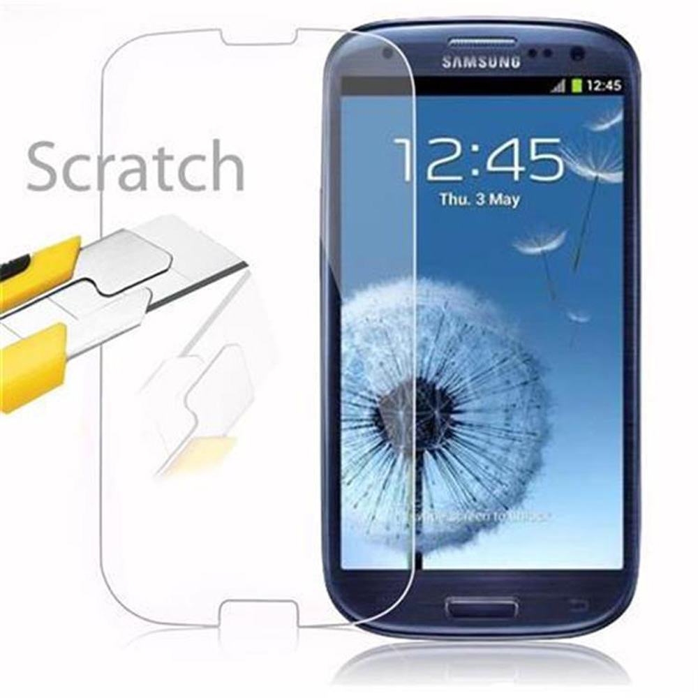 Un telefono con protezione schermo e una protezione schermo separata. Il telefono mostra uno schermo.