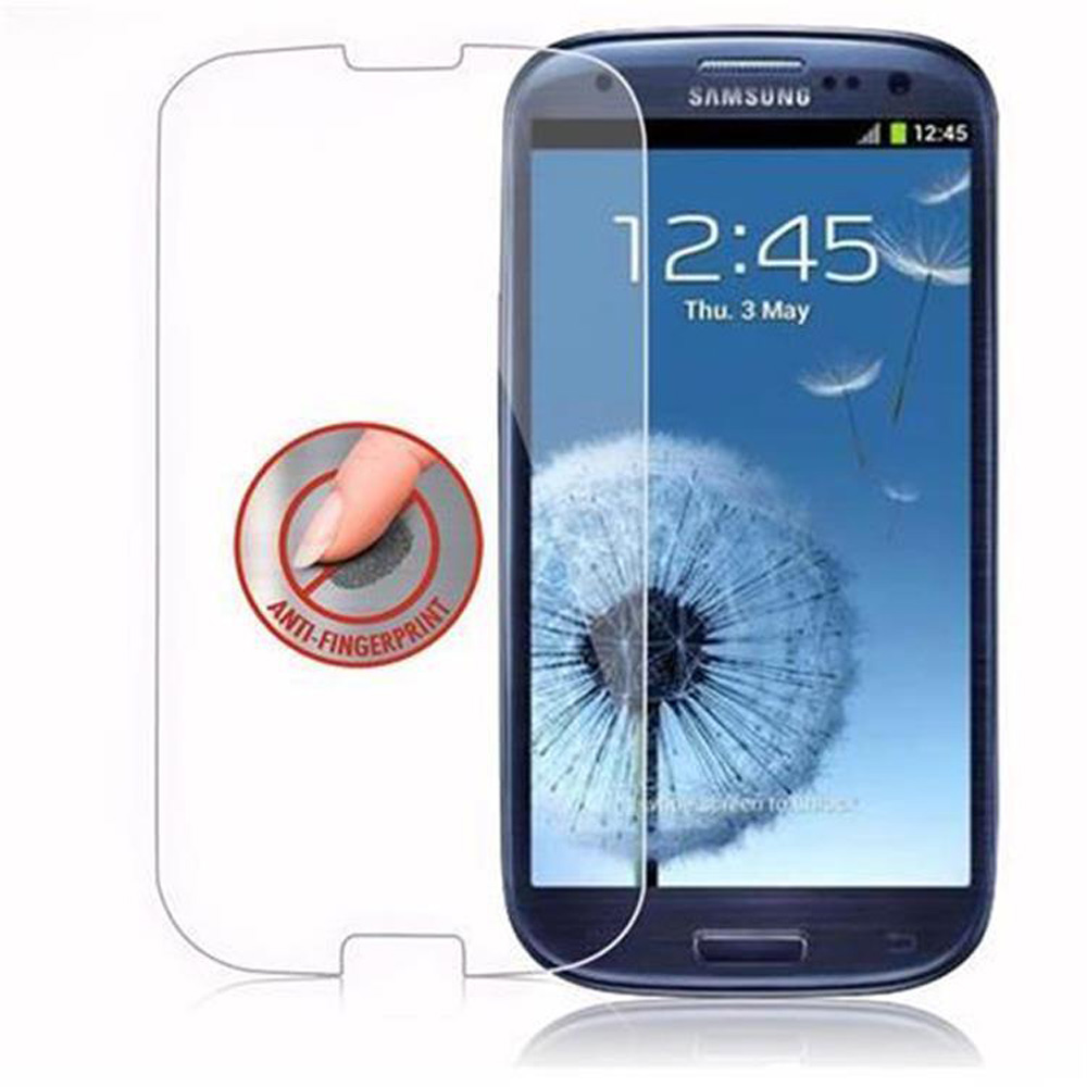 Telefono Samsung con protezione schermo. Un dito tocca il cerchio anti-impronta.