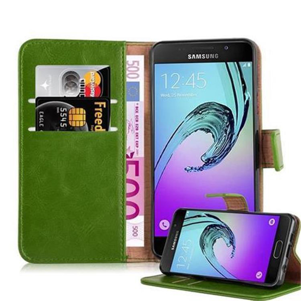 Funda de teléfono verde con teléfono, tarjetas de crédito y dinero dentro. El teléfono está a la derecha.
