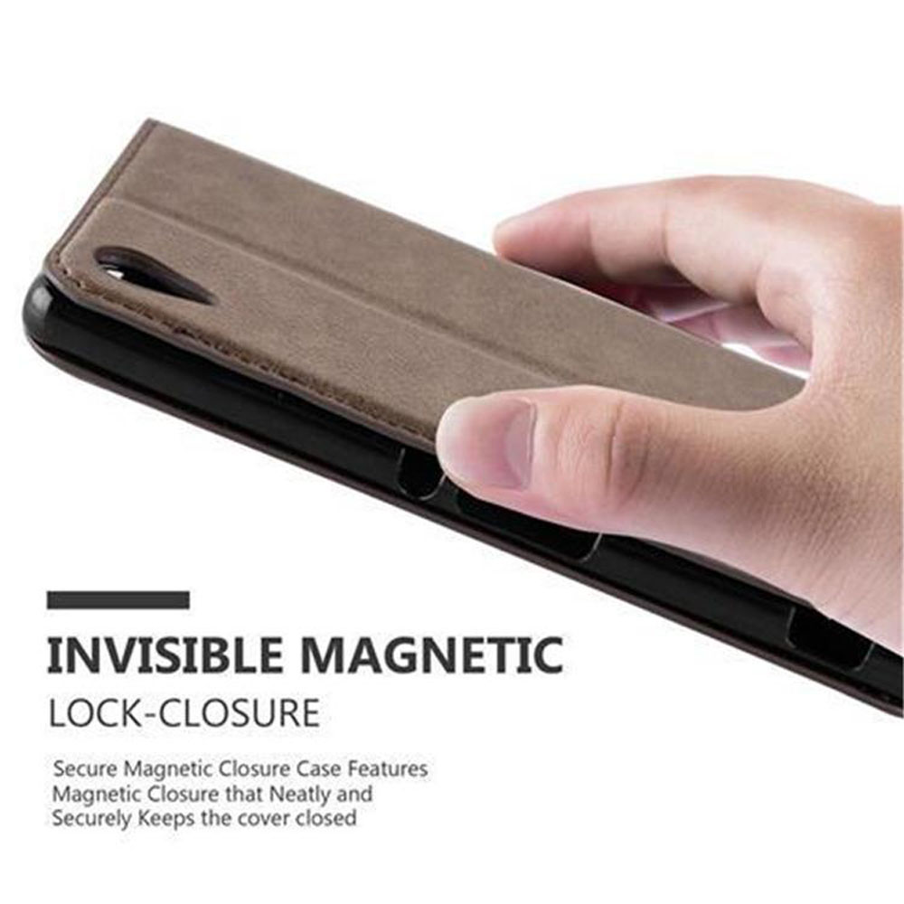 Mano sosteniendo una funda marrón para teléfono. La funda tiene un cierre magnético.
