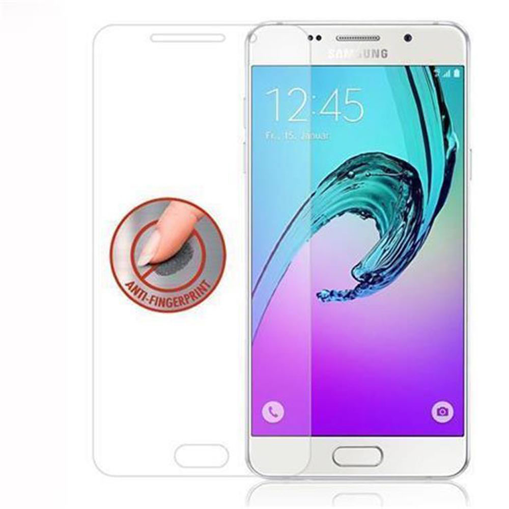 Smartphone con protezione schermo applicata, dito che tocca la protezione, mostrando anti-impronta.