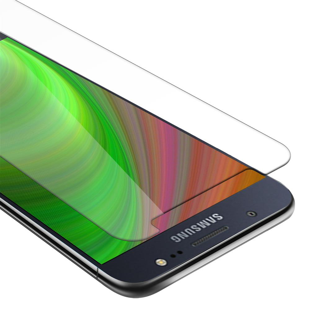 Primo piano di uno schermo del telefono con protezione, che riflette colori verdi e arancioni.