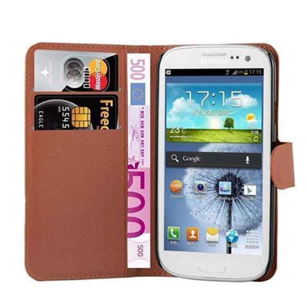 Ein Telefon in einer braunen Hülle mit Kreditkarten und Bargeld, das ein Portemonnaie-Design zeigt.