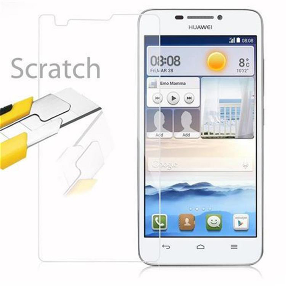 Smartphone con protector de pantalla, mostrando hora, clima e iconos de aplicaciones. Cúter amarillo.