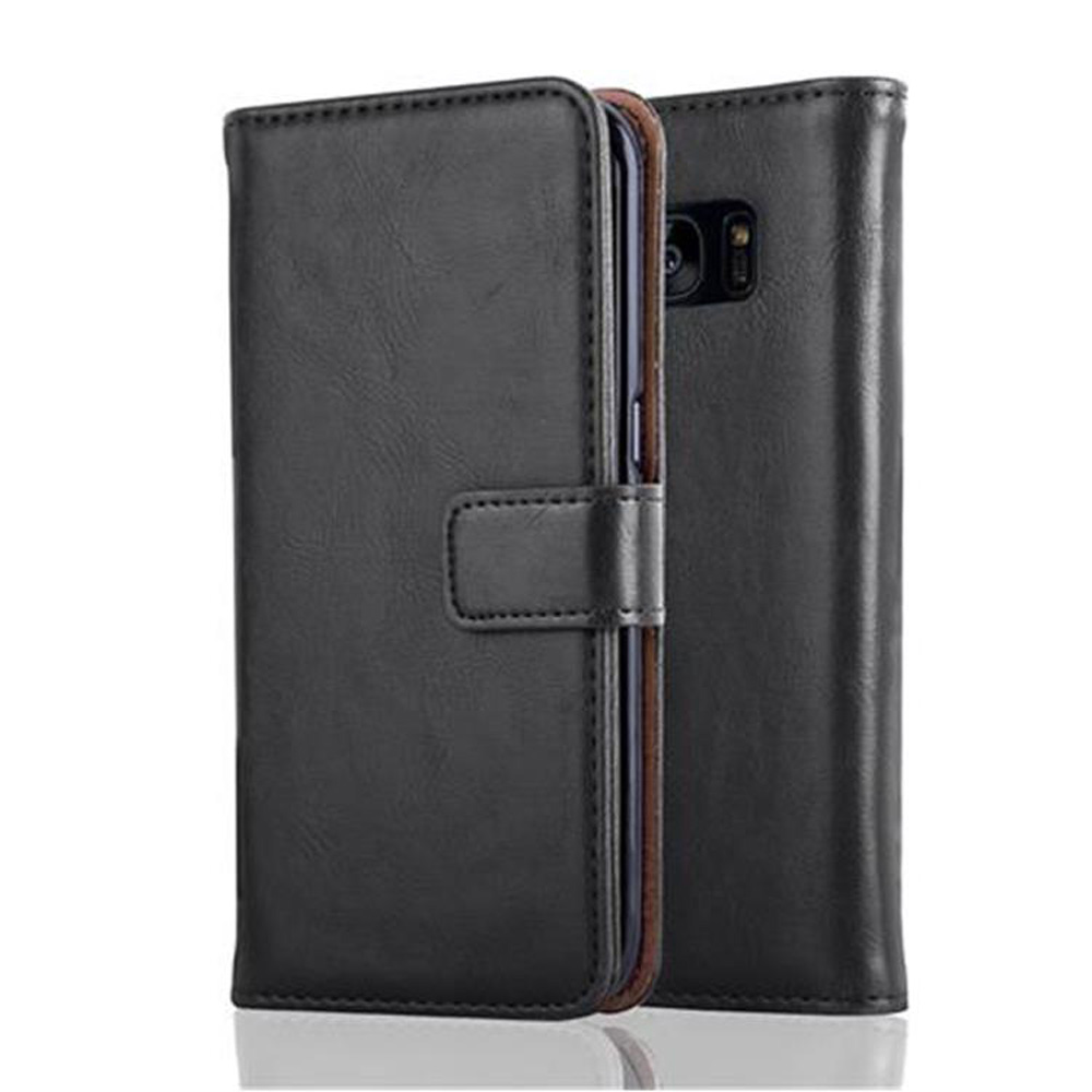 Funda negra para teléfono con un teléfono dentro. La funda está cerrada. La funda está en posición vertical.